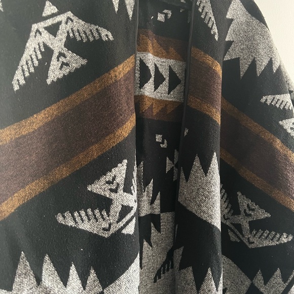 SOLD | Mini Tipi Shawl | Thunderbird Pattern - Picture 2 of 3